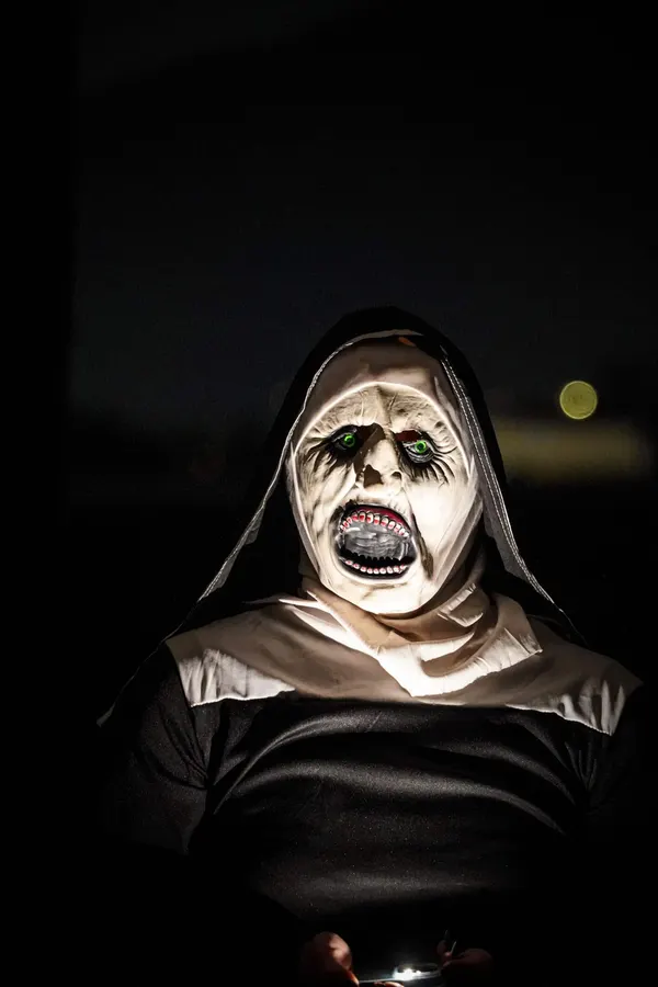 Un personaggio del Borgo sotto la luna