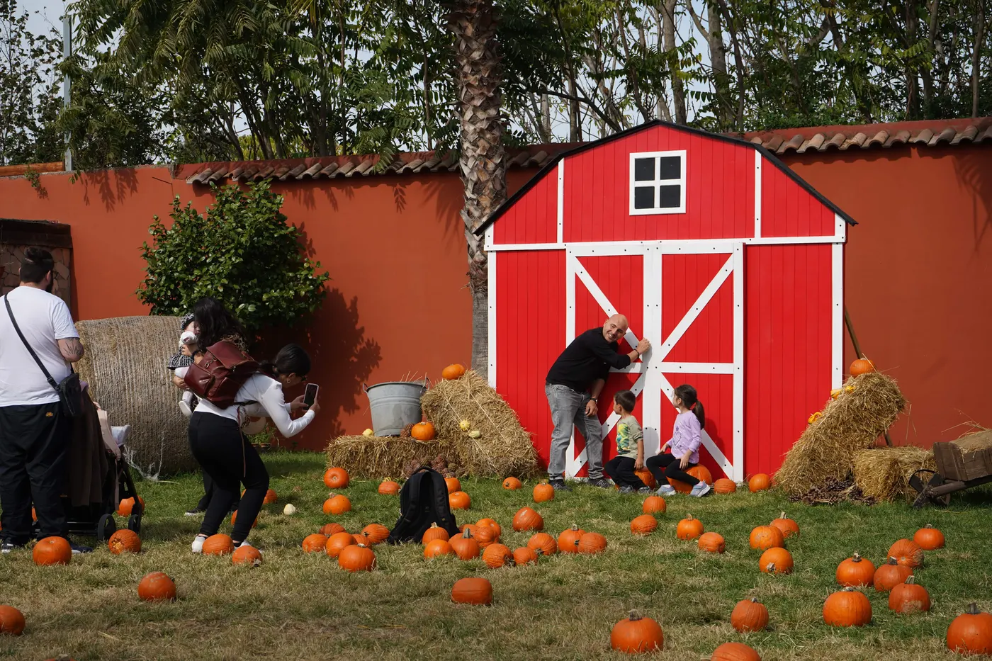 Bambini felici tra le zucche durante una giornata alla Masseria di Mezz'autunno