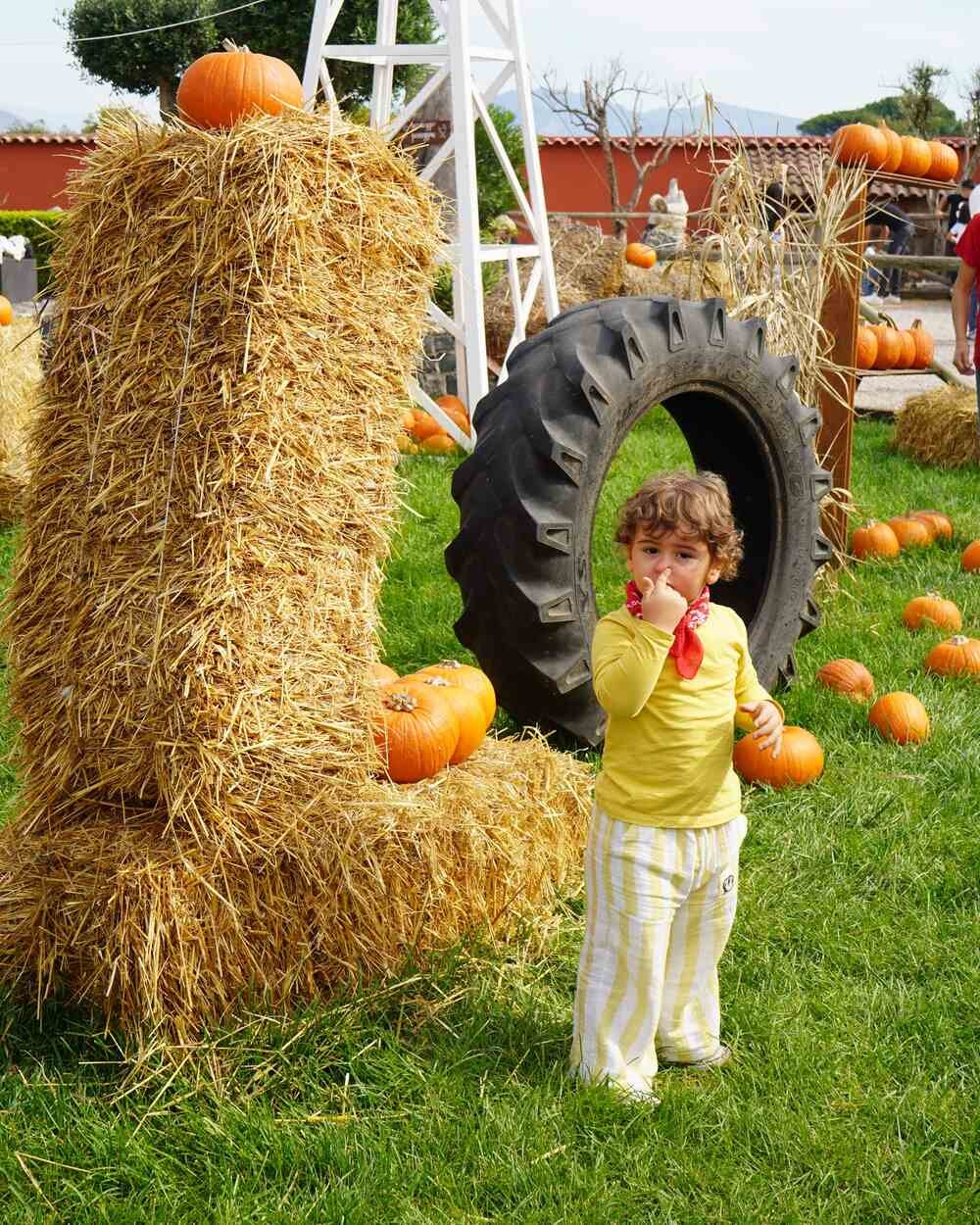 Bambini felici tra le zucche durante una giornata alla Masseria di Mezz'autunno