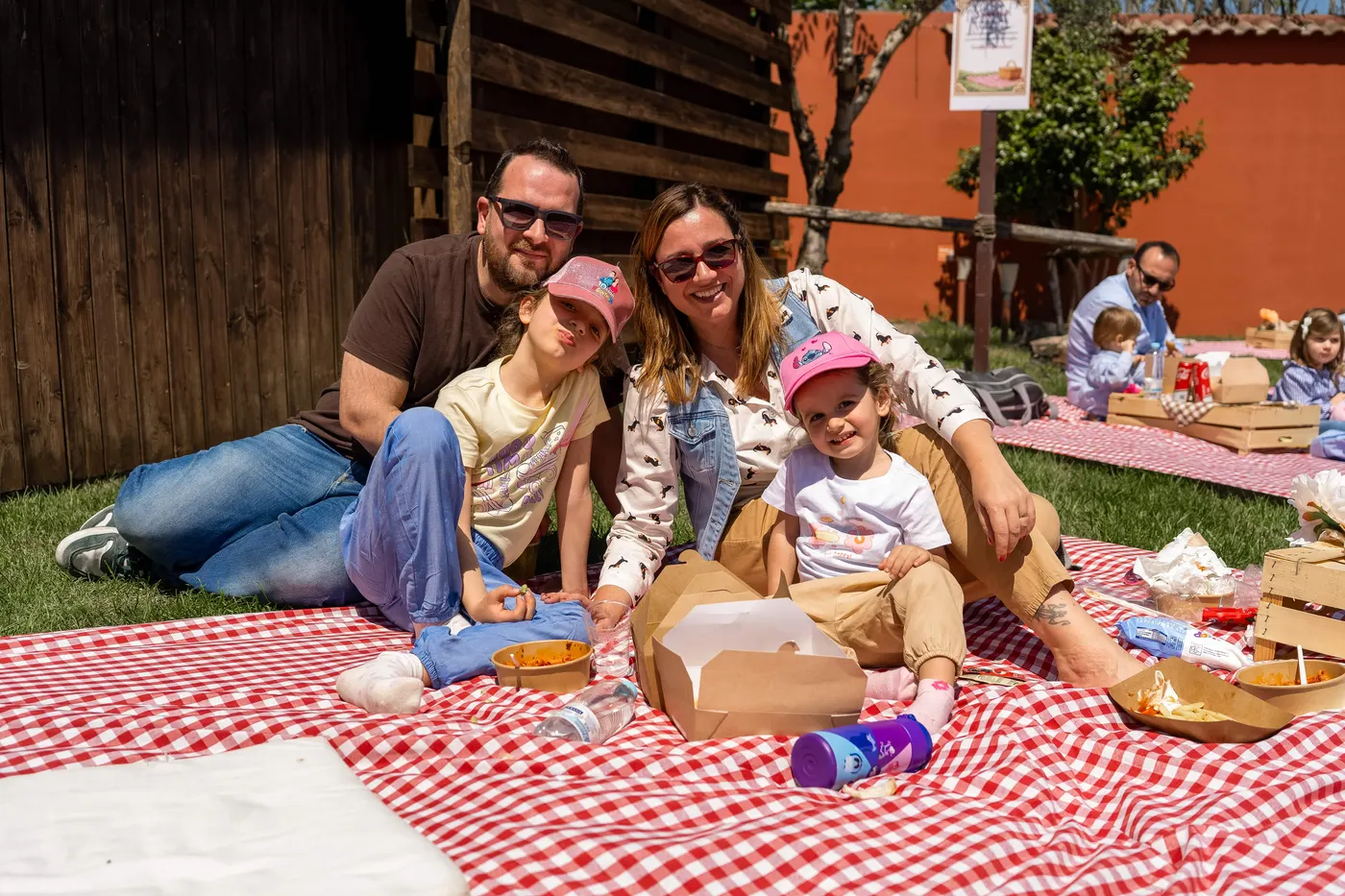 Una famiglia sul plaid da picnic a Funny Farm