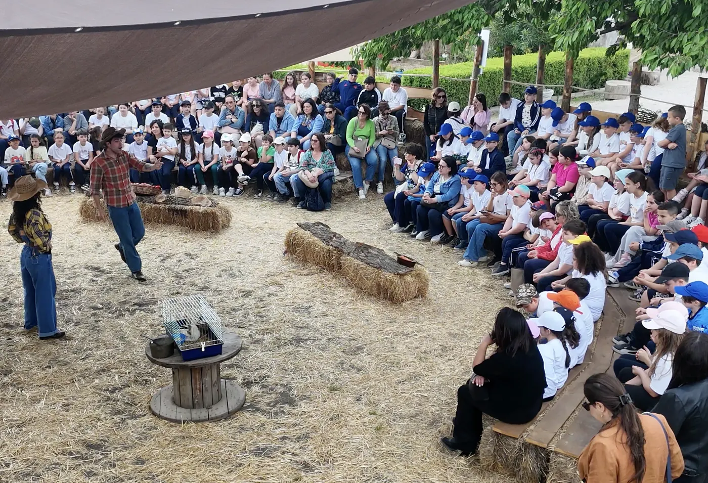 Le classi sotto il tendone a Funny Farm